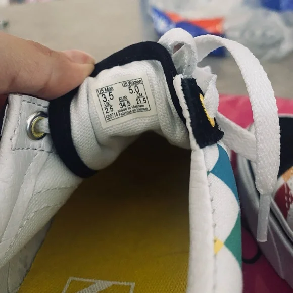 Vans - Picture 4 of 6